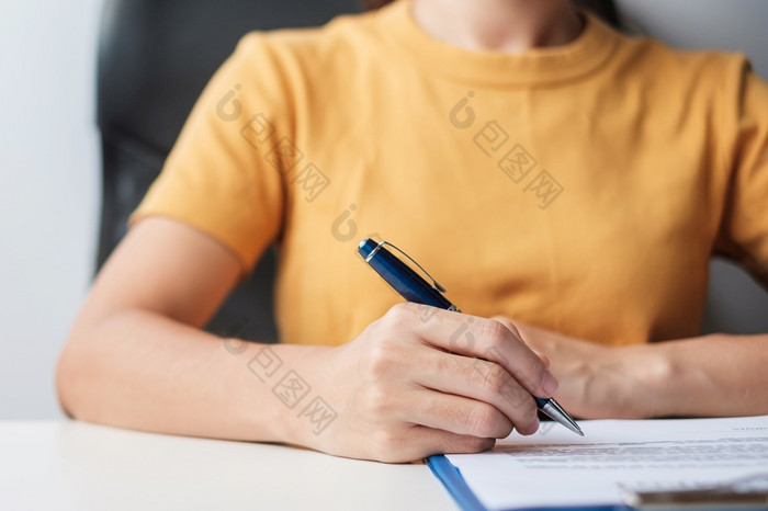 女人签署合同文档后阅读手持有笔和批准业务报告合同协议伙伴关系和交易概念