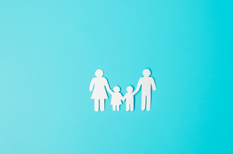 快乐家庭一天纸形状断路与父亲妈妈。和孩子们国际一天家庭温暖的首页无家可归的人福斯特保险慈善机构和捐赠概念