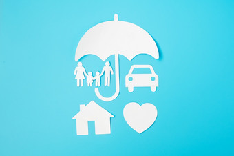 伞<strong>封面</strong>家庭首页和车形状纸蓝色的背景国际一天家庭<strong>医疗</strong>保健健康和保险概念