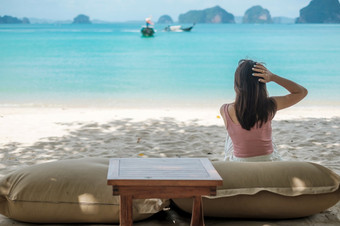 女人旅游休息美丽的海滩岛夏天目的地旅游热亚洲旅行热带夏天假期和假期概念
