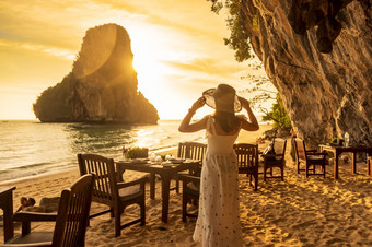 女人旅游白色衣服晚餐餐厅洞穴phra什么时候海滩日落莱利甲米泰国假期旅行夏天旅游热和假期概念