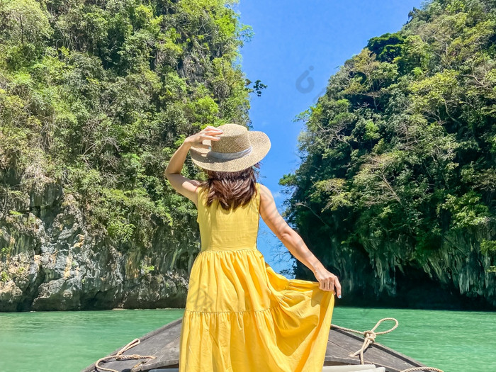 女人旅游私人长尾船旅行环礁湖KOH在香港附近在香港岛甲米泰国具有里程碑意义的目的地亚洲旅行假期旅游热和假期概念