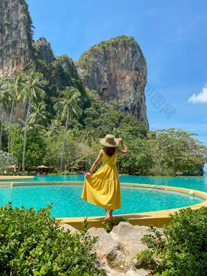 女人旅游黄色的衣服和他旅行莱利海滩甲米泰国假期旅行夏天旅游热和假期概念