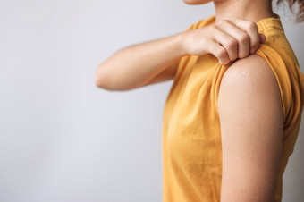女人显示空白手臂和不接收科维德疫苗疫苗接种群免疫力一边效果反疫苗和冠状病毒流感大流行