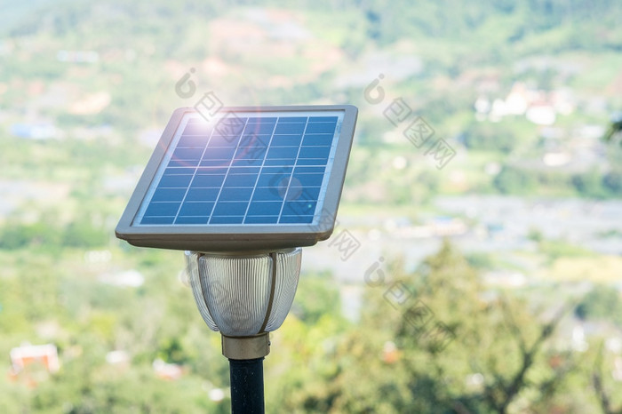 小太阳能光伏面板与光灯森林电权力一代系统替代可再生能源和可持续发展的资源概念