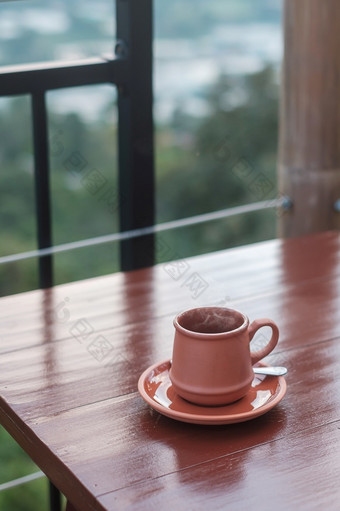 杯子热咖啡茶木表格的早....与山和自然背景