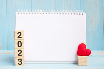 空白笔记本和多维数据集与红色的<strong>心</strong>形状装饰蓝色的木表格背景新一年newyou目标决议健康爱和快乐情人节rsquo一天概念