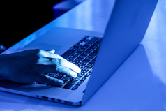 电脑程序员黑客打印代码移动PC键盘打破成秘密组织系统