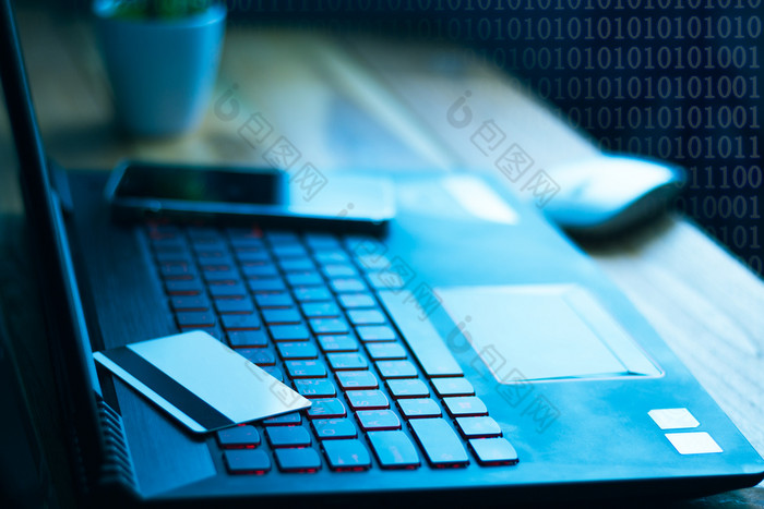 的概念信贷卡盗窃黑客与信贷卡片笔记本电脑使用这些数据为未经授权的购物未经授权的支付从信贷卡主人的黑客rsquo秘密办公室