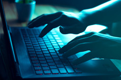电脑程序员黑客打印代码移动PC键盘打破成秘密组织系统