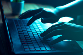 电脑程序员黑客打印代码移动键盘打破成秘密组织系统