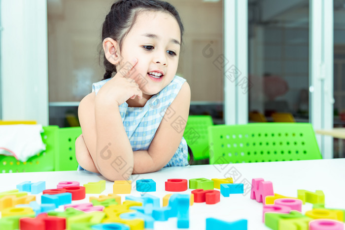 可爱的孩子们女玩与玩具设计师的地板上首页孩子女孩令人兴奋的而玩与字母色彩斑斓的块幼儿园教育游戏为的决心意图概念