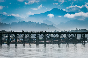 视图木桥在的河与美丽的山的背景美丽的天空山和我的桥泰国