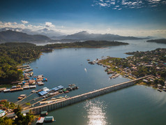 空中视图木我的桥sangkhla武里府区北景观河和山桥