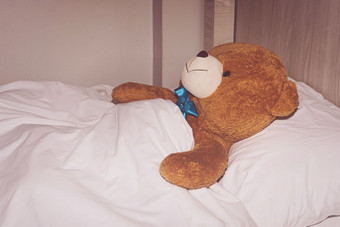 泰迪熊说谎的床上
