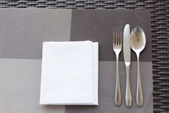 豪华的叉和勺子的餐厅表格