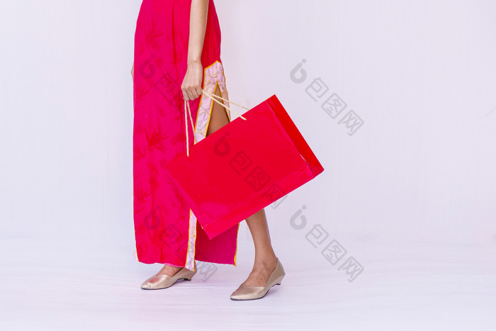 亚洲女人持有购物袋女人穿旗袍中国人新一年