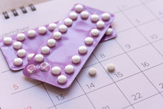 避孕药丸与日期日历背景健康哪和医学概念