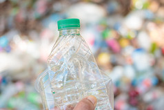 手持有显示可回收的塑料为回收概念重用