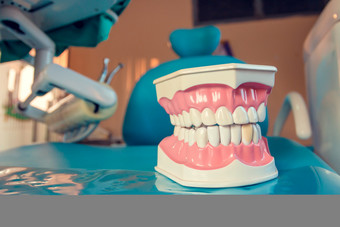 牙医任命<strong>牙科</strong>仪器和<strong>牙科</strong>保健师检查概念与牙齿模型假牙<strong>牙科</strong>诊所为的沟通牙医与病人