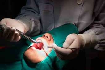 的牙医<strong>治疗</strong>的病人rsquo牙齿<strong>牙科</strong>诊所