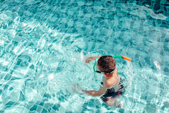 假期假期概念孩子们游泳的池是非常有趣的