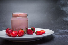 草莓酸奶健康的食物和喝概念