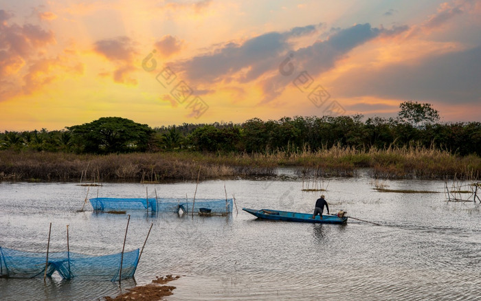 农村湿地和渔民开车船日落