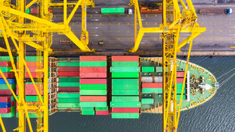 容器船加载和卸货深海港口空中前视图业务物流进口和出口运费运输容器船开放海
