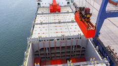 容器船加载和卸货深海港口空中前视图业务物流进口和出口运费运输容器船开放海