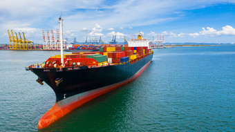 空中一边视图容器船携带容器进口出口业务物流和运输国际容器船的开放海与复制空间