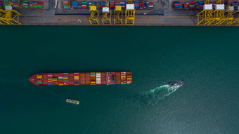 容器船加载和卸货<strong>深海</strong>港口空中前视图业务物流进口和出口运费运输容器船开放海