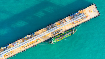 空中视图油轮船<strong>卸货</strong>港口业务进口出口石油与油轮船运输石油从炼油厂的海