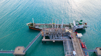 空中视图油轮船卸货港口业务进口出口石油与油轮船运输石油从炼油厂的海