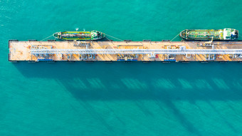空中视图<strong>油轮</strong>船卸货港口业务进口出口石油与<strong>油轮</strong>船运输石油从炼油厂的海