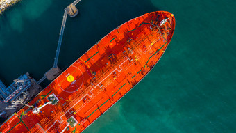 红色的油轮船加载和卸货石油和气体工业港口业务进口出口石化石油和气体油轮船运输
