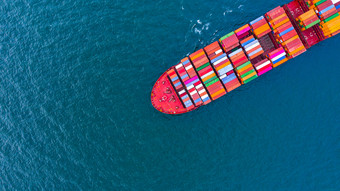 容器船携带容器为业务运费航运进口和出口空中视图容器船到达商业港口