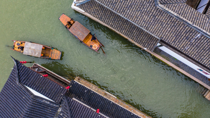 空中视图朱家角水小镇和中国传统的旅游船运河上海朱家角水小镇上海中国