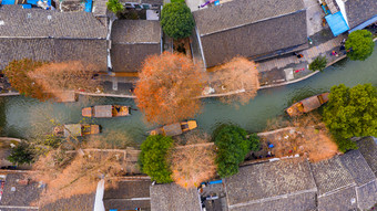 空中视图朱家角水小镇和中国传统的旅游船运河上海朱家角水小镇上海中国