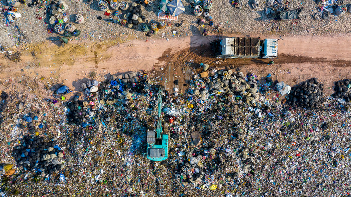 垃圾桩垃圾转储垃圾填埋场空中视图垃圾卡车卸载垃圾垃圾填埋场全球气候变暖生态系统和健康的环境概念和背景