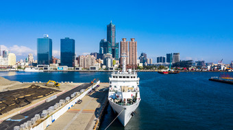 空中视图高雄城市与蓝色的天空背景和高雄港台湾