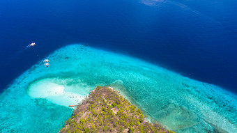 空中视图的踢球岛桑迪海滩与游客游泳美丽的清晰的海水的踢球岛海滩oslob宿务岛菲律宾