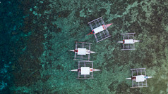 空中前下来视图船移动开放海与清晰的和绿松石水在珊瑚礁船左的热带环礁湖moalboaloslob宿务岛岛菲律宾