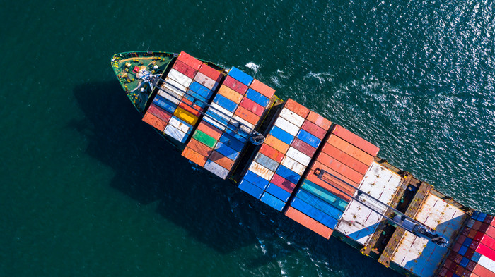 空中视图容器船携带容器盒子全球业务货物运费航运商业贸易物流和运输海外在世界范围内容器船容器货物运费船
