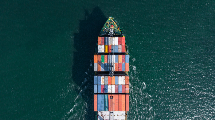 空中视图容器船携带容器盒子全球业务货物运费航运商业贸易物流和运输海外在世界范围内容器船容器货物运费船