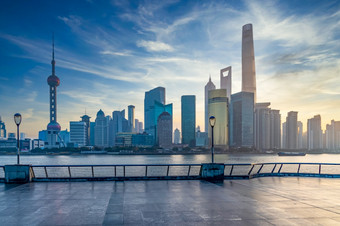 上海天际线和摩天大楼现代建筑建设体系结构亚洲上海lujiazui市中心业务和金融中国的黄埔河