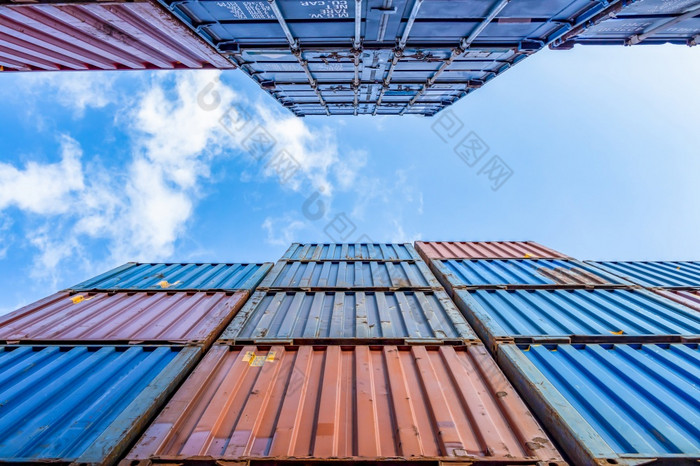 容器盒子从货物运费船与蓝色的天空背景工业容器院子里为业务商业贸易物流运输海外在世界范围内进口出口堆栈色彩斑斓的货物运费船容器
