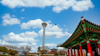 釜山塔与的客人天空背景美丽的具有里程碑意义的釜山城市龙头山公园釜<strong>山南</strong>韩国