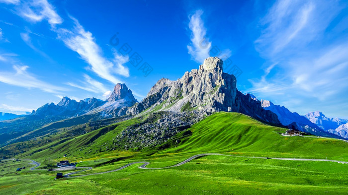 一步吉奥路的山山路意大利阿尔卑斯山脉一步吉奥区域的意大利白云石山脉受欢迎的旅行目的地白云石山脉意大利