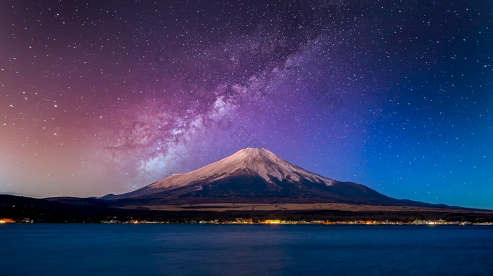 富士山山手日本富士山晚上与乳白色的道路星系和河口湖湖日本